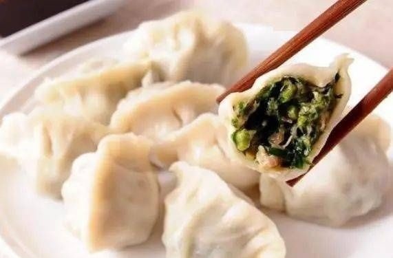 调肉馅时,有人先加水,有人先加油,顺序弄错,饺子吃着不鲜不嫩