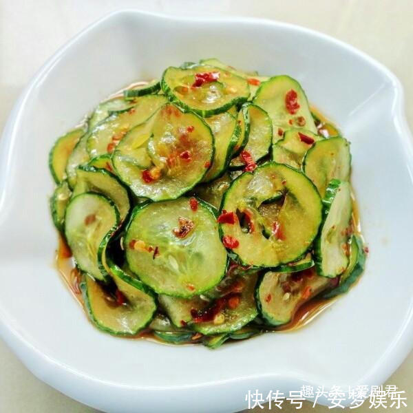 年夜饭菜谱:香脆炒黄瓜,凉拌手撕蒜,杏鲍菇炒青椒