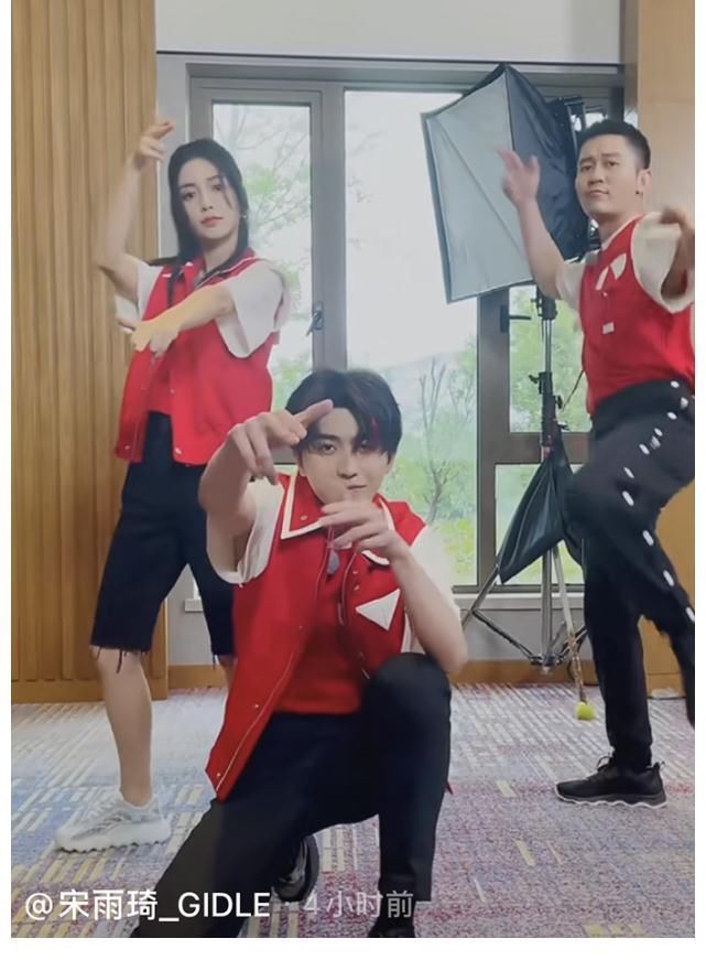 苗苗做游戲險些走光,宋雨琦幫忙遮擋,主動拉baby起身細節(jié)暖心