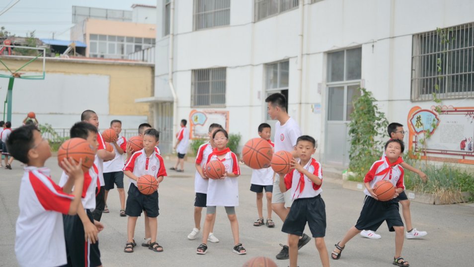 学生|山东体育学院学生到新泰市明珠实验小学开展全民健身实践活动