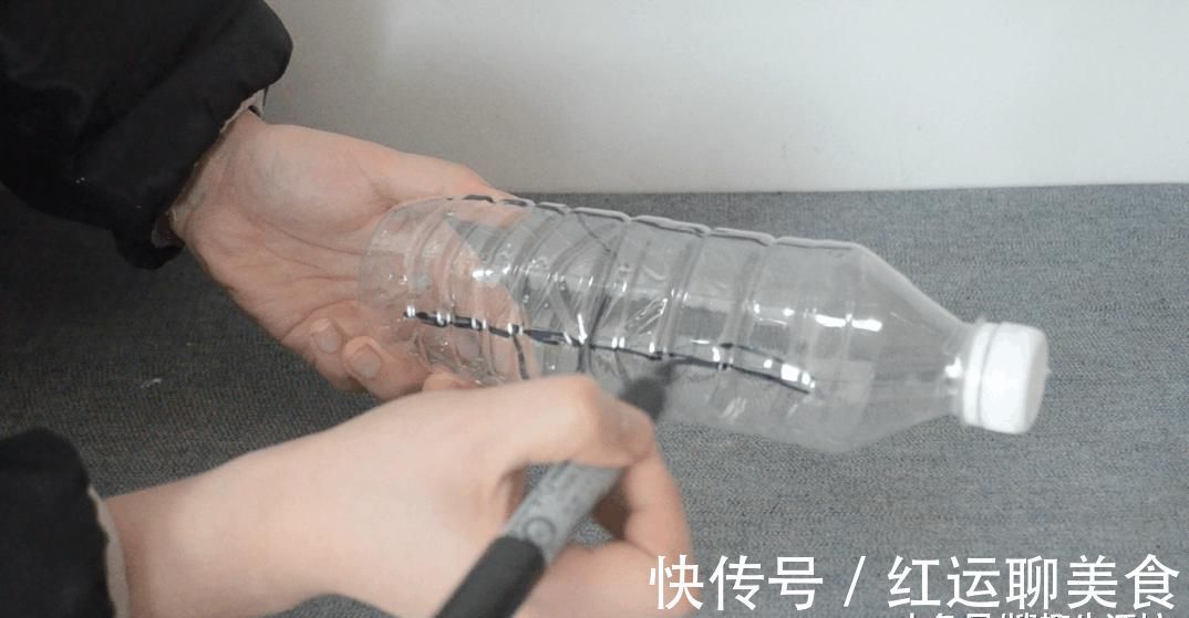 塑料瓶|才知道窗帘旁放个塑料瓶的好处, 真是太实用了, 家家户户都用得到