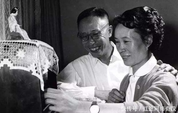 李淑贤|晚年溥仪和妻子逛故宫,妻子指着龙椅问一句话,溥仪字字含泪而出