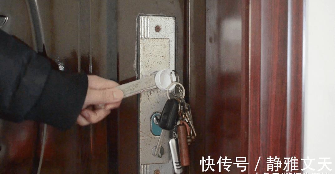 门把上粘个塑料瓶盖, 没想到还有这妙用, 家家户户都用得着