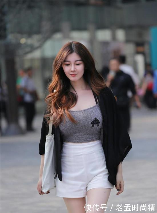 大长腿|高挑靓丽的小姐姐,白色毛衣搭配高腰半裙,尽显性感的气质!