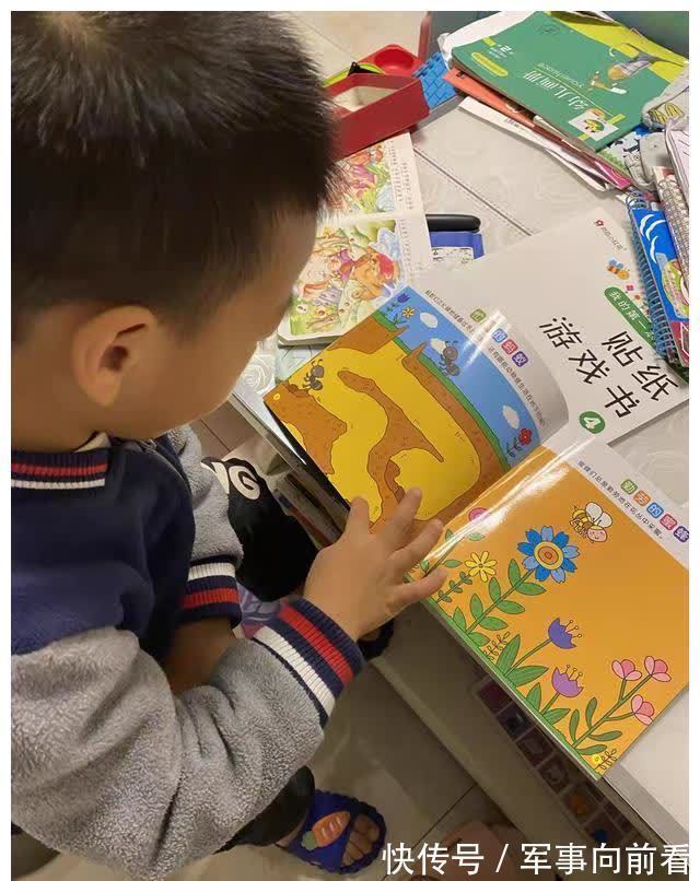 贴画|退休教师婆婆帮带娃,每天让孩子玩,上学后孩子表现出超强专注力