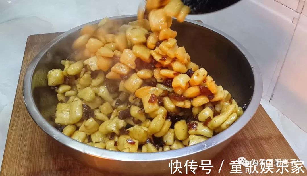 5个鸡蛋,1斤面粉,锅里一炒,做出创意小零食,比蛋糕好吃十倍