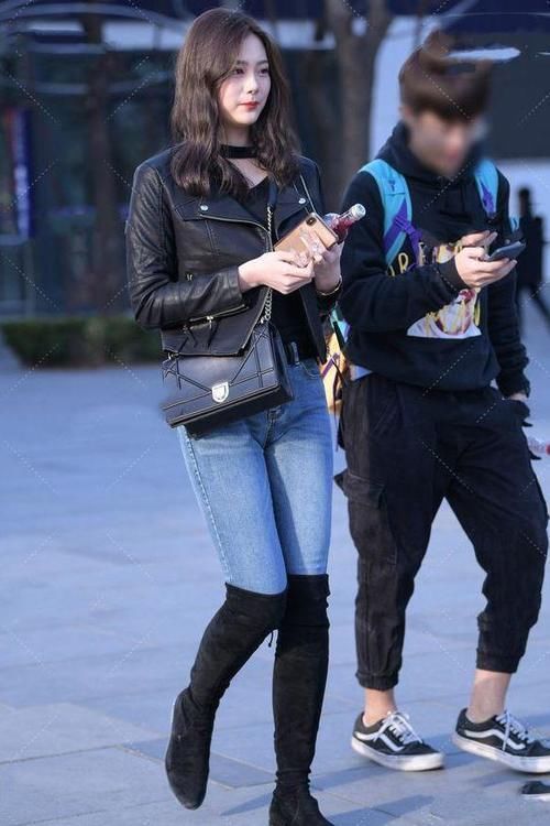 牛仔裤|皮衣搭配牛仔裤,再搭配一双高筒马靴,穿出了酷飒之风