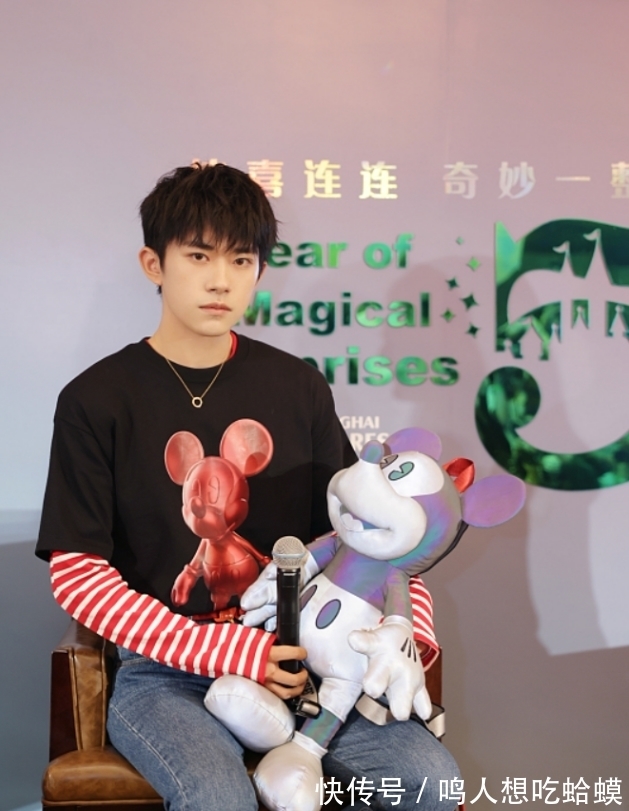 穿搭|感觉易烊千玺还没怎么长大,叠穿T恤像漫画少年,看着好可爱