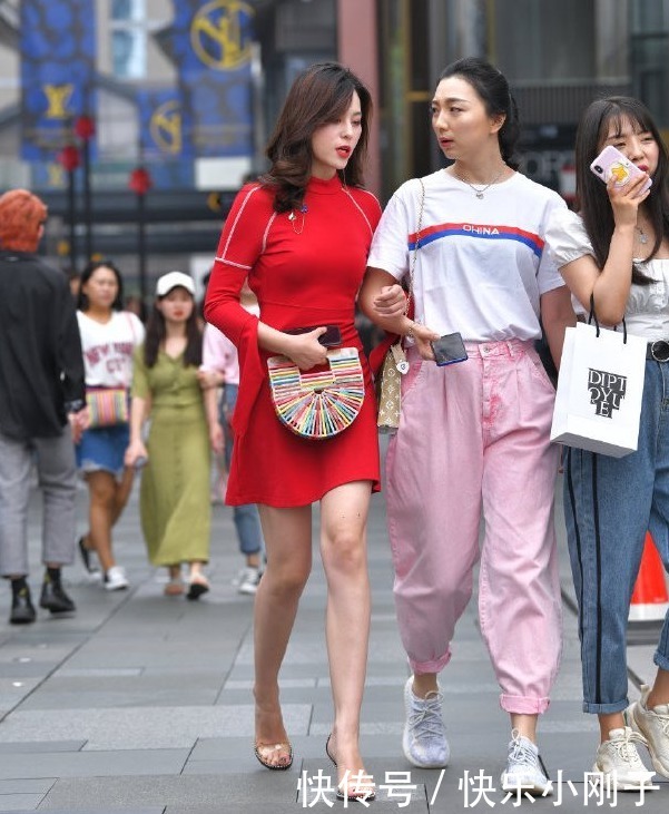 “辣妈”的红色裙装不失大气,轻松“碾压”身旁好友