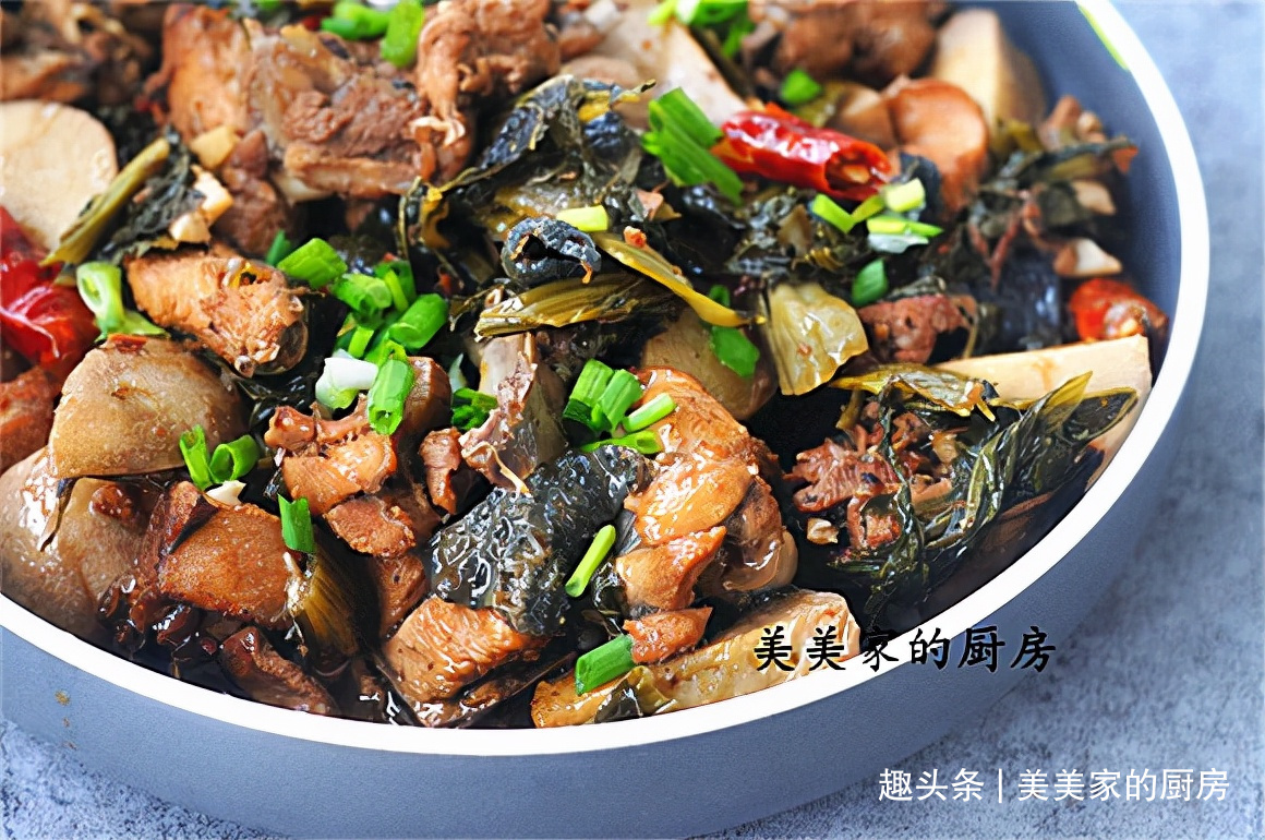 秋天干燥，一道“土匪菜”常上桌，3种食材1锅烧，好吃又养胃！