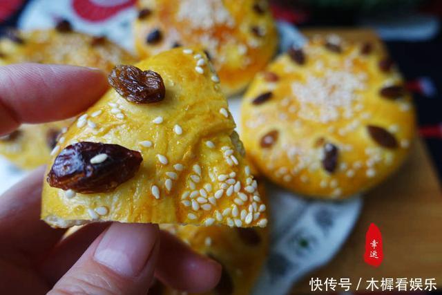 好吃|比面包好吃的烤饼出炉了,奶香浓郁色泽金黄,让人好有食欲