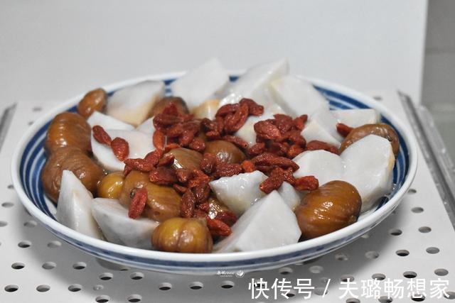剁椒蒸芋头|秋天,遇到这食材必买3斤,便宜又营养,蒸一蒸清爽健康又好吃