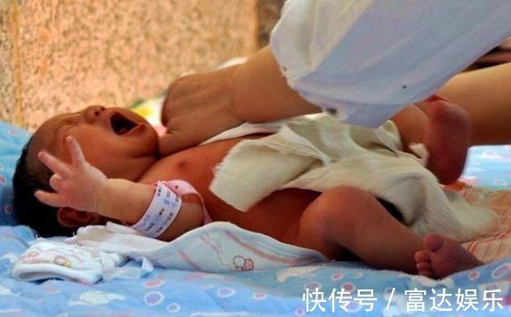 男孩|顺产生下男孩,产妇出产房时无家属等待,大出血只有女儿发现