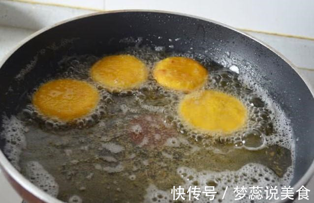 做南瓜饼,不要再用面粉了,用它做,南瓜饼松软可口,还非常香