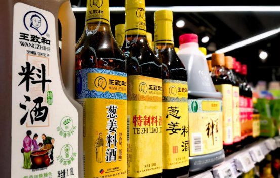 清蒸鲈鱼时,牢记“2不放,加3样”的秘诀,鱼肉嫩白,鲜甜无腥味