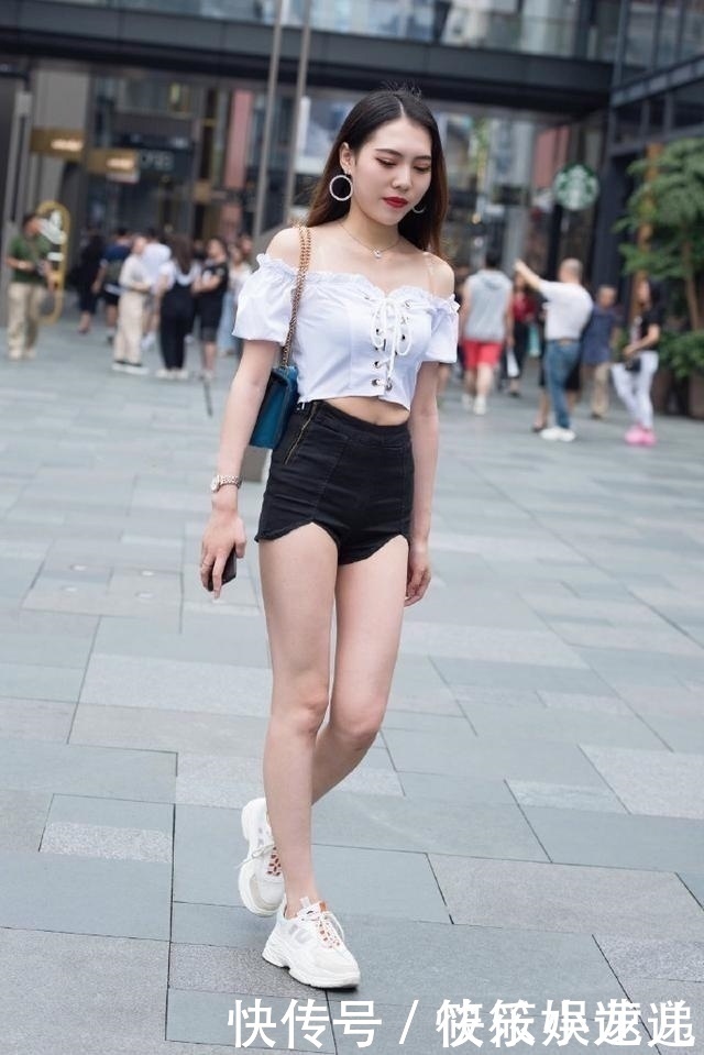 超短裤|时尚搭配，美女穿鹅黄色的直筒裤，显得飘逸感十足