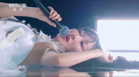 劉雨昕|央視七夕晚會：鳳凰傳奇舞臺驚艷，周深唱腔絕了，王冰冰展現(xiàn)出成熟美