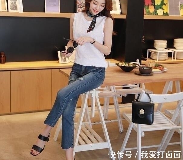 紧身牛仔裤|身材紧致的牛仔裤美女,充满青春活力,气场十足