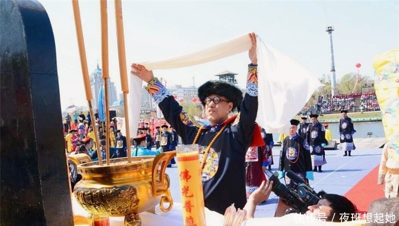 手带|此人自称是皇族后裔,身穿龙袍手带乾隆扳指,集四百人高调祭祖