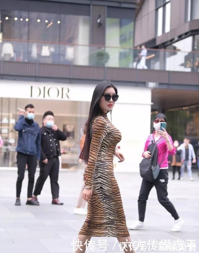 高跟鞋|继“豹纹裙”之后，“斑马裙”强势来袭，让年轻女孩措手不及！