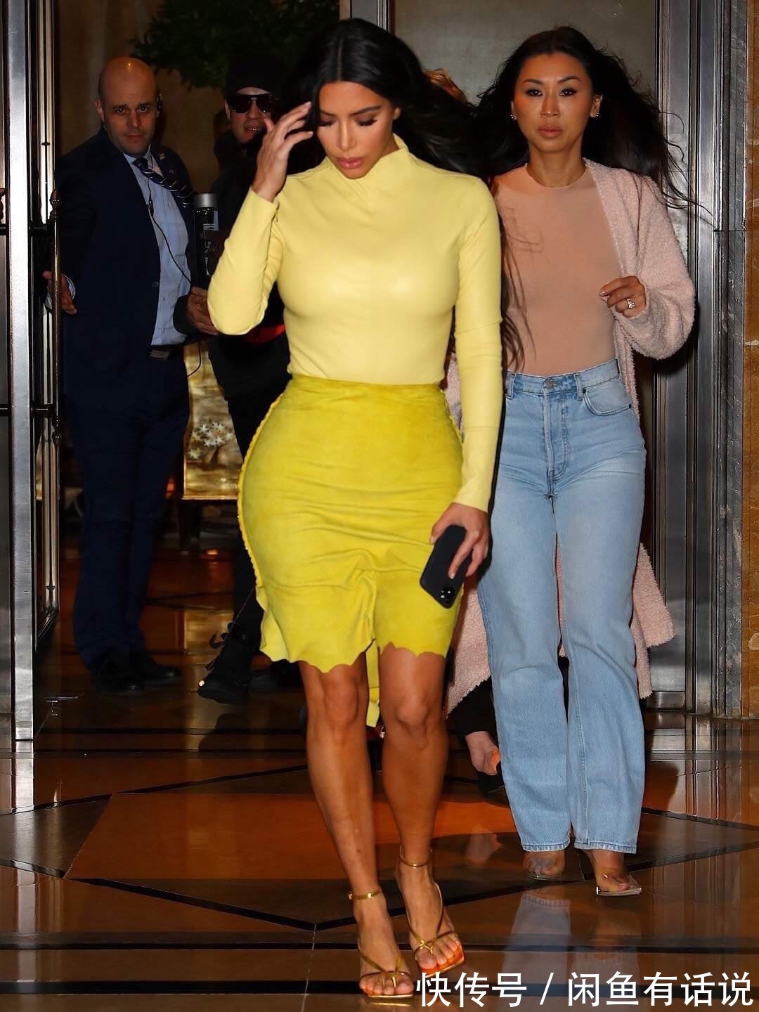 穿搭|卡戴珊向来敢穿,穿紧身连体衣秀身材,配玫红羽毛披肩像鸡毛掸子