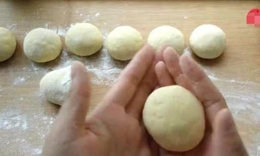 2个鸡蛋,一碗面,不用烤箱,不用一滴油,做出美食比面包还好吃