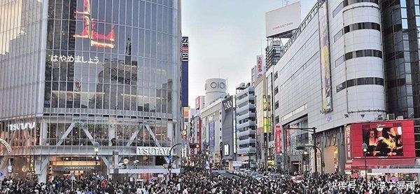 全球最繁忙的十字路口，每天有250万人从这走过，黑压压一片