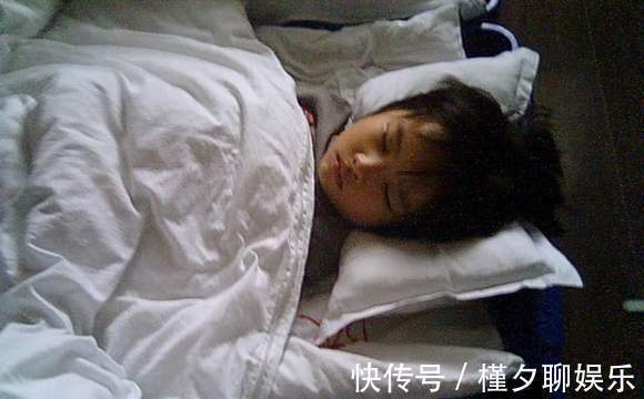 反过身|孩子睡觉满床滚,是睡姿不好可能是这些问题找上门,宝妈要清楚