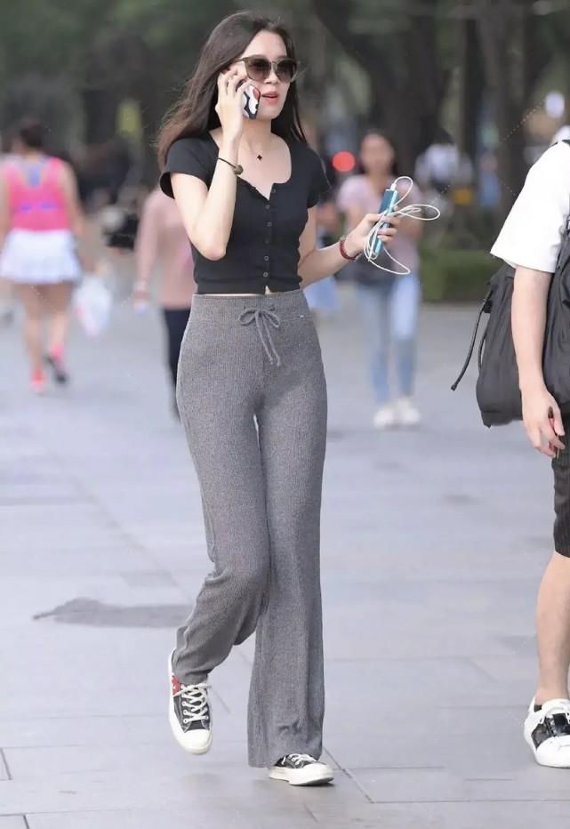 打底裤 一改往日穿搭,“铅笔裤”笑到了最后,青春时尚又大气!