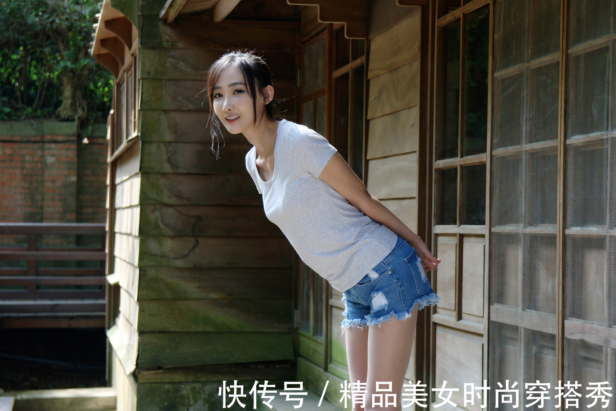 时尚 灰色短袖t恤搭配浅色牛仔短裤，尽显青春的时尚感