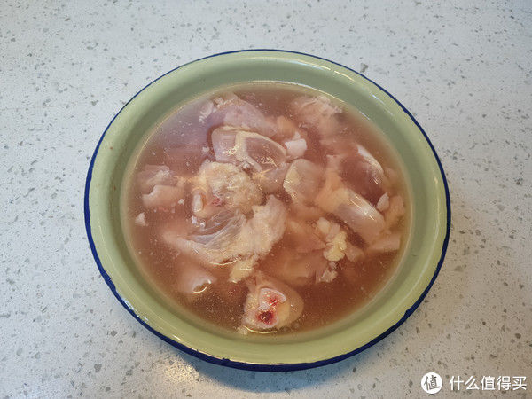 尖椒块|炒鸡肉时，先焯水还是直接炒？不少人搞错了，难怪鸡肉不嫩还发柴