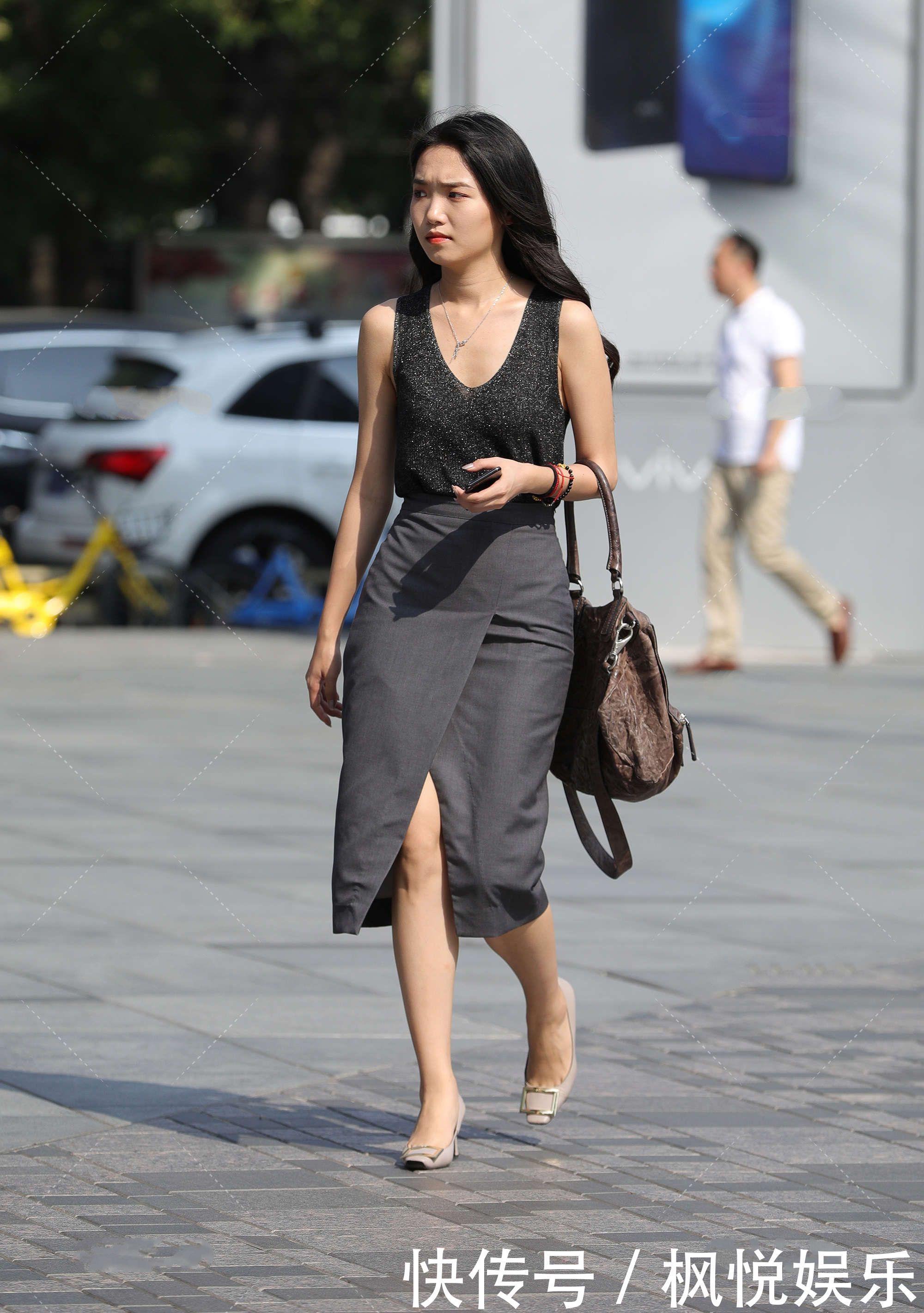 无袖背心和裙子的碰撞,成熟又显气质,配上高跟鞋就很好看