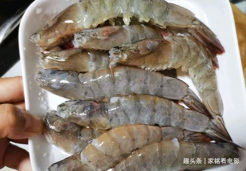 油焖虾的家常做法，加蒜蓉焗一焗，又香又鲜，好吃到吮指