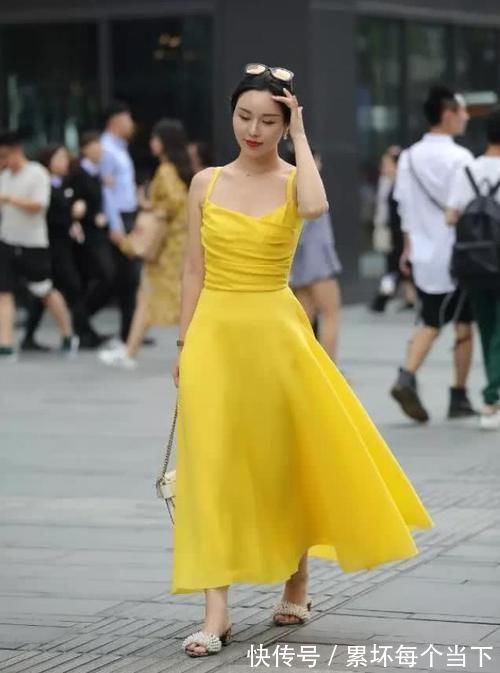 吊带连衣裙 黄色吊带连衣裙搭配白拖鞋,小姐姐既美又白,全身洋溢着优雅气质
