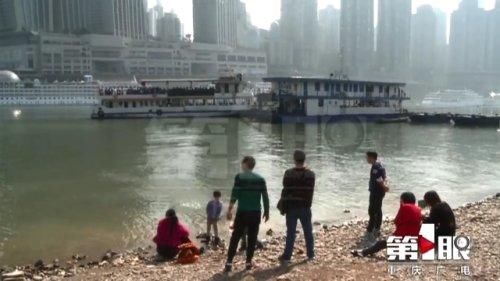 低薪|暖阳太诱人 市民三五成群江边撒欢