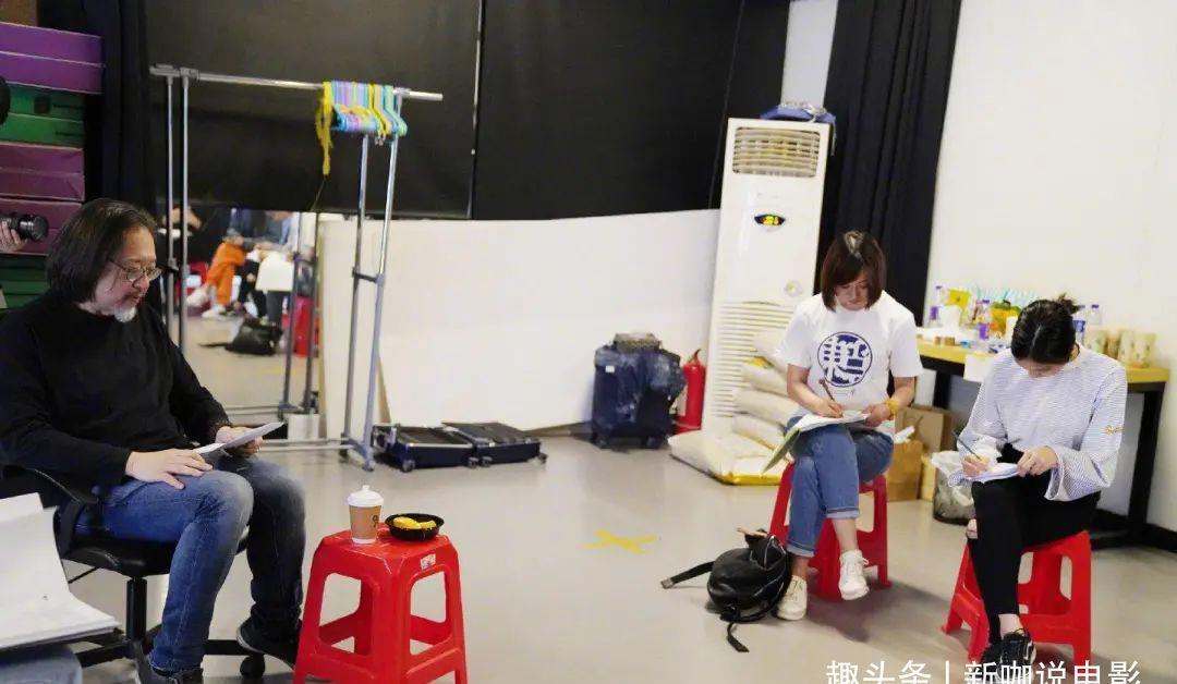 暗恋桃花源|15岁黄多多起点高,与何炅同台演话剧,优雅气质溢出屏幕