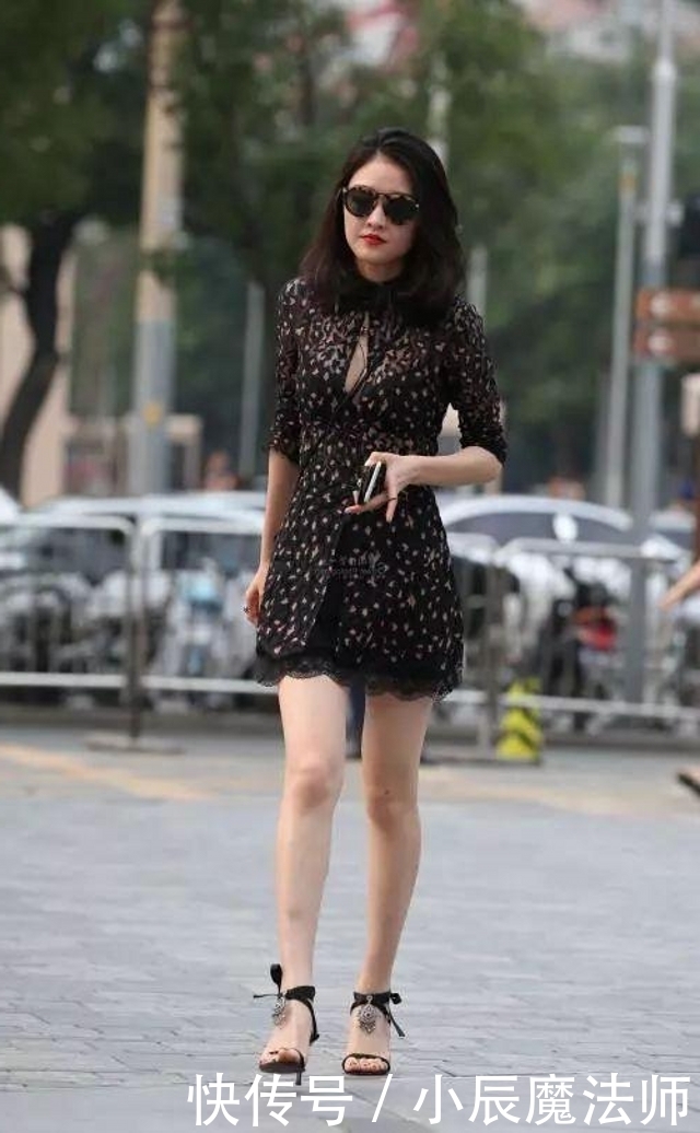 路人街拍，小姐姐一头齐肩的短发，显得特别的有魅力