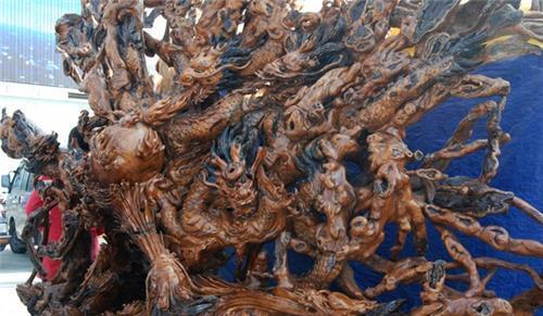 遭拒|他花50万造根雕500罗汉,富豪欲100万买下却遭拒,如今摆仓库起霉