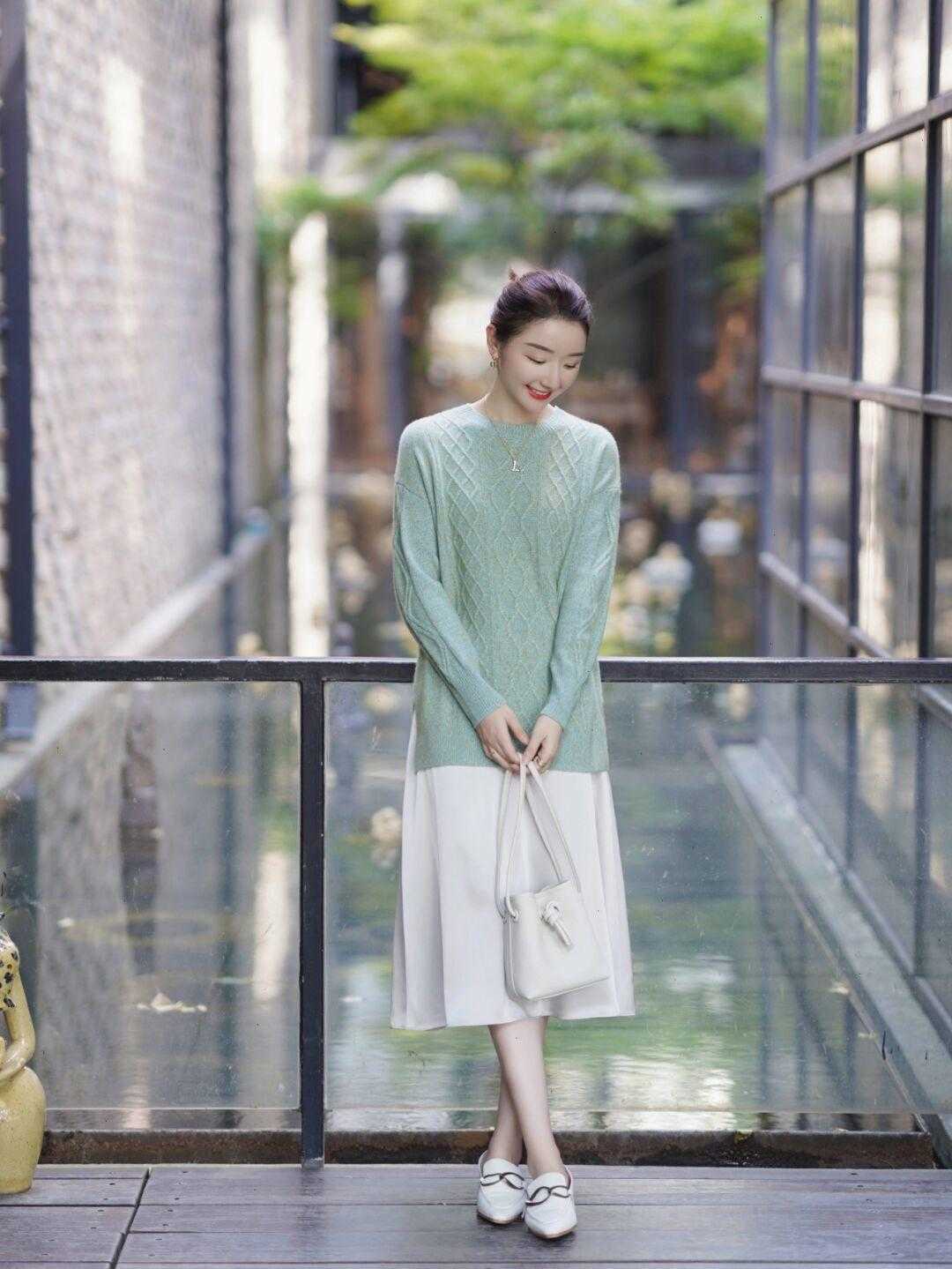 灰蓝色 套头毛衣随意搭,活力满满,青春减龄