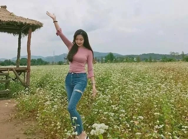 气质|街拍时尚:花丛中牛仔裤美女,扭动纤细腰肢,如翩翩起舞的花蝴蝶