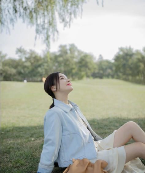 袁姗姗晒清新系美照，户外拍摄秀长腿，网友：应该穿秋裤了