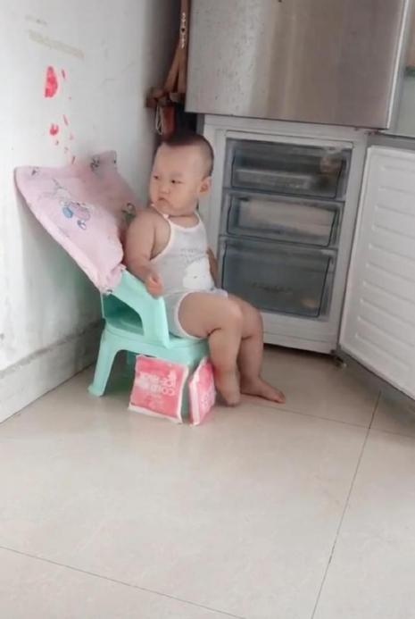 解决|家里停电太热,奶奶机智一招解决,网友:玉帝老儿都没宝宝的待遇