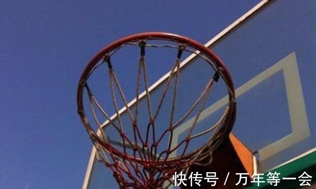 |搞笑段子:广场舞大妈为了不让男生打篮球,用了这招