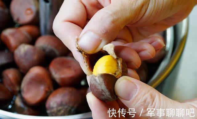 板栗|板栗壳难剥？丢盐水里泡一泡，5分钟就脱壳，栗黄不碎，指甲不疼
