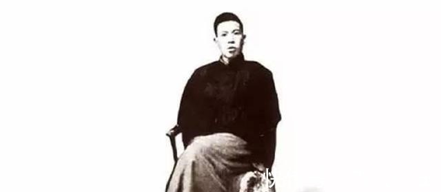 妻子@此人只找女大学生结婚,高达9次,竟都没离婚,为何不定他重婚罪!