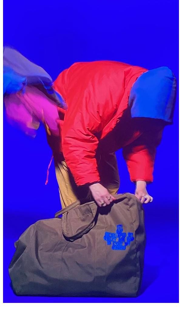 west|Kanye West 穿 NIKE 引来争议，其实他身上那件“YZY”才是主角