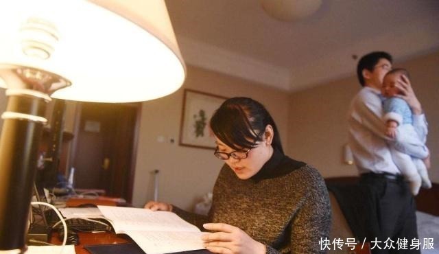 五胞胎|5胞胎排排坐等妈妈喂饭，看到妈妈出现后，小家伙表情萌翻了！