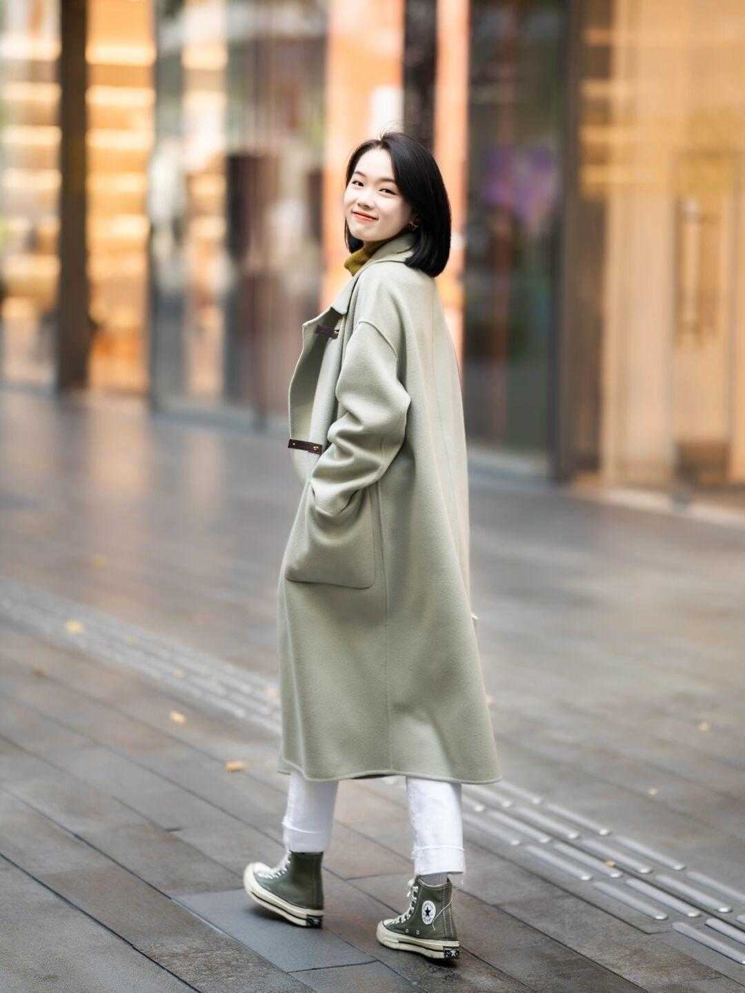 打底裤 别再用大衣搭紧身打底裤了!今年适合与大衣搭配的,是这几条裤子