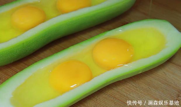 西葫芦里面加4个鸡蛋,不用炒不凉拌,招待客人,比吃肉都过瘾