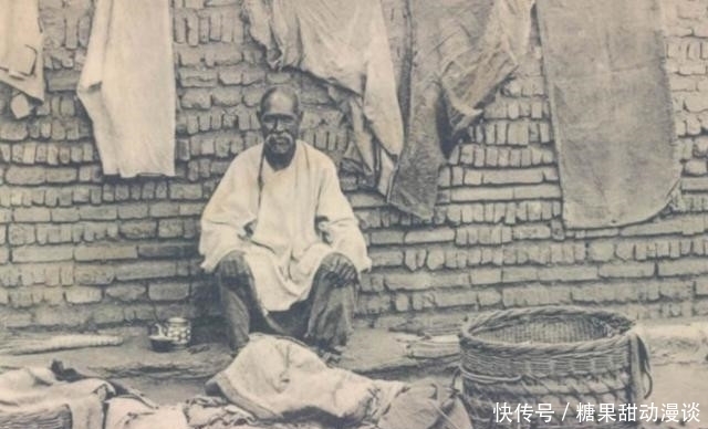 屋檐|晚清老照片地主婆走路很霸气,百姓爬到屋檐上看热闹!